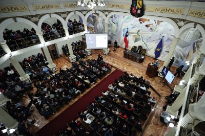 Cientos de personas llegaron hasta el Salón de Honor de la Casa Central de la Universidad de Chile, en su mayoría estudiantes de todas las edades, para acompañar a Jane Goodall en su distinción. 